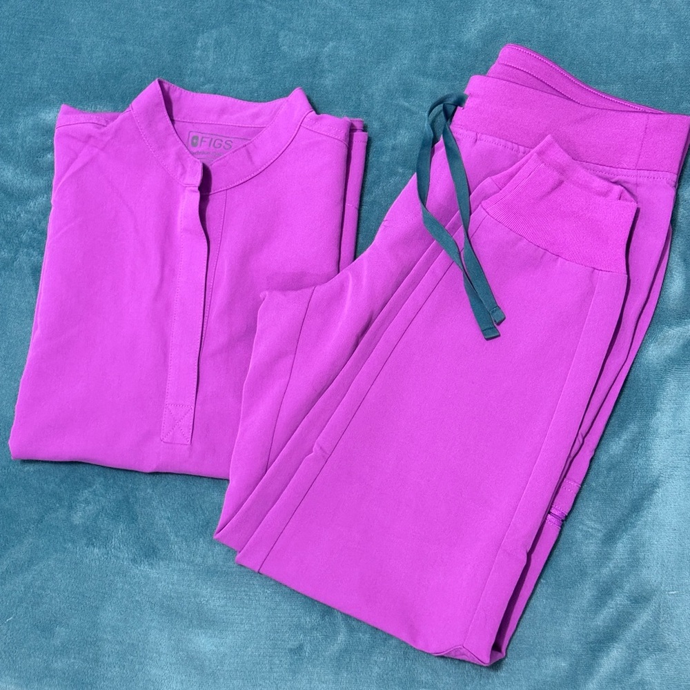Figs Women's Scrub Set in Fuscia